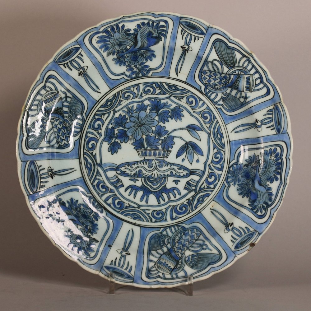 w764 Fine Safavid fritware dish, 17th century