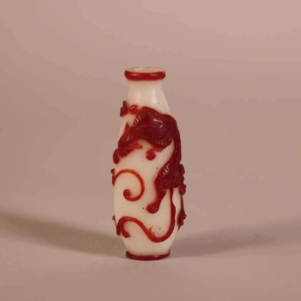 W790 Chinese ruby glass overlay snuff bottle, Qing dynasty, 19th century