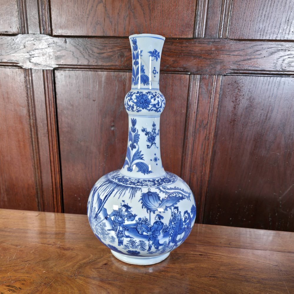 AA39 A Chinese blue and white porcelain garlic‑neck bottle vase, dating to the late Ming dynasty,