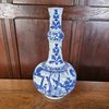 AA39 A Chinese blue and white porcelain garlic‑neck bottle vase, dating to the late Ming dynasty,