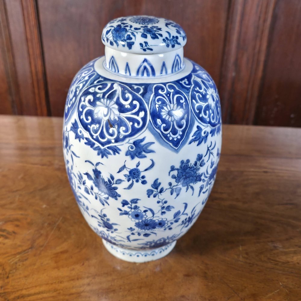 AA31 Dutch delft ovoid jar and cover c.1740 painted flowers