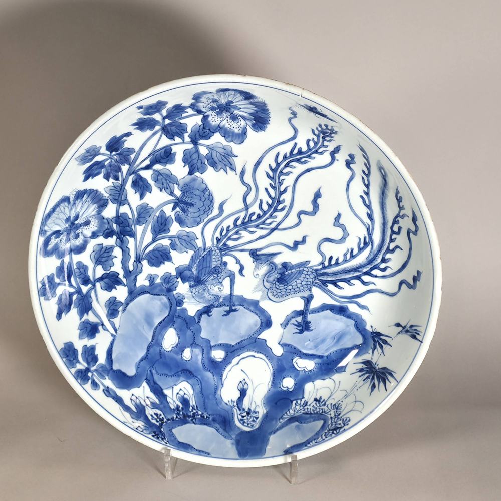 AA111 Large Chinese deep blue and white dish Kangxi (1662-1722),