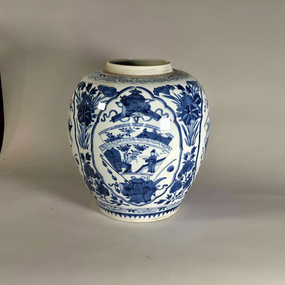 AA113 Chinese blue and white ovoid jar Kangxi(1668-1722)