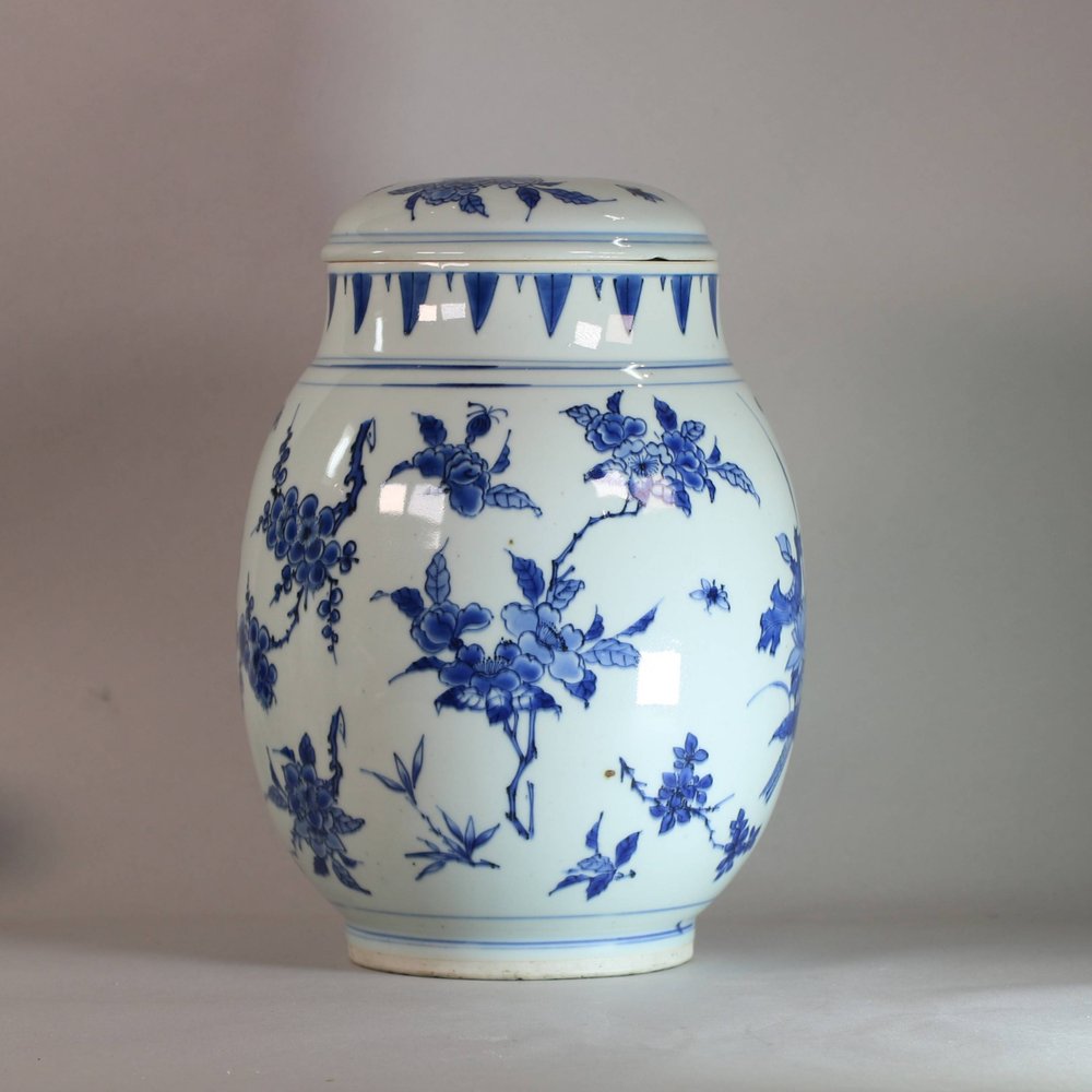 AA21 A large Chinese Transitional blue and white jar and cover, mid 17th century,