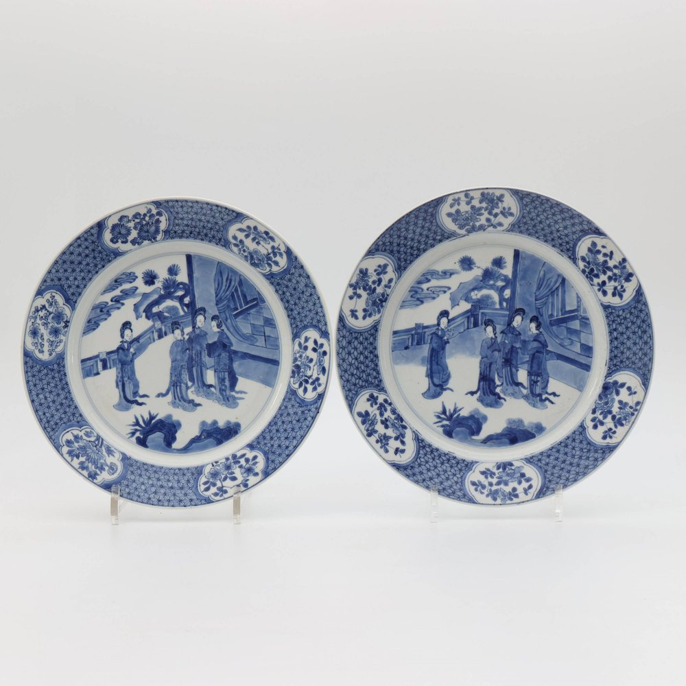 AA23-4 Chinese pair of blue and white porcelain plates, Kangxi periode (1662-1722),