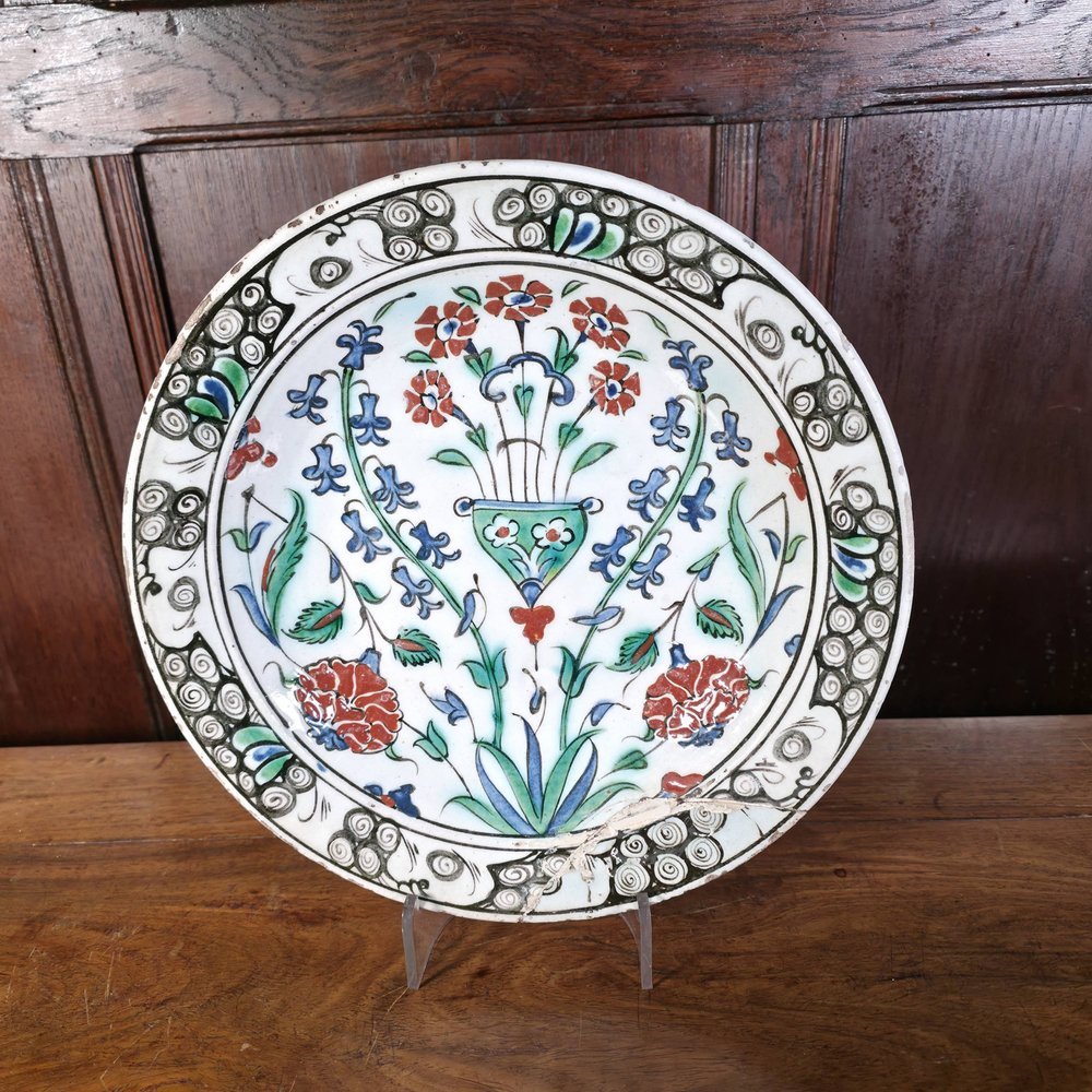 AA45 AN IZNIK POTTERY DISH OTTOMAN TURKEY, CIRCA 1600