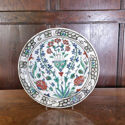 LARGE  IZNIK POTTERY DISH OTTOMAN TURKEY, CIRCA 1600