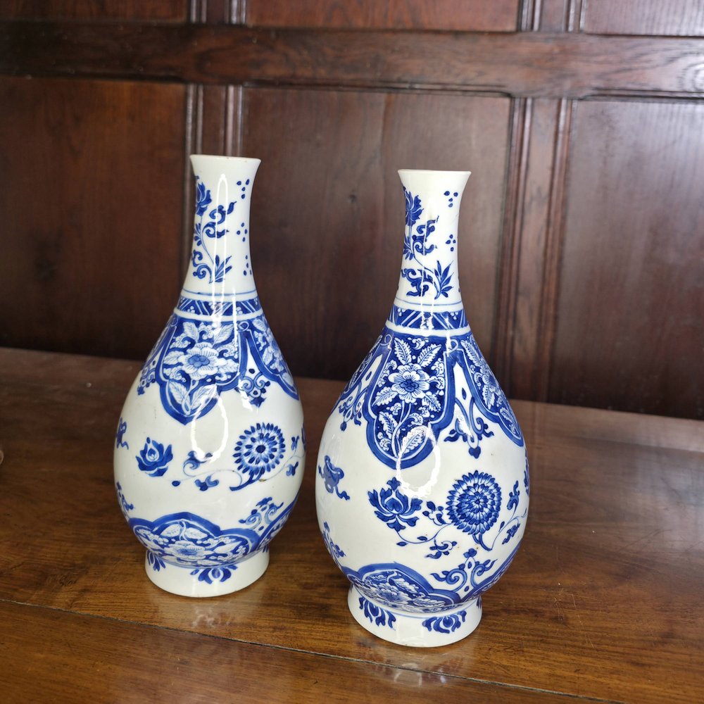 AA54 Pair of Kangxi(1662-1722) Kangdxi blue and white pear shape blue and white vases