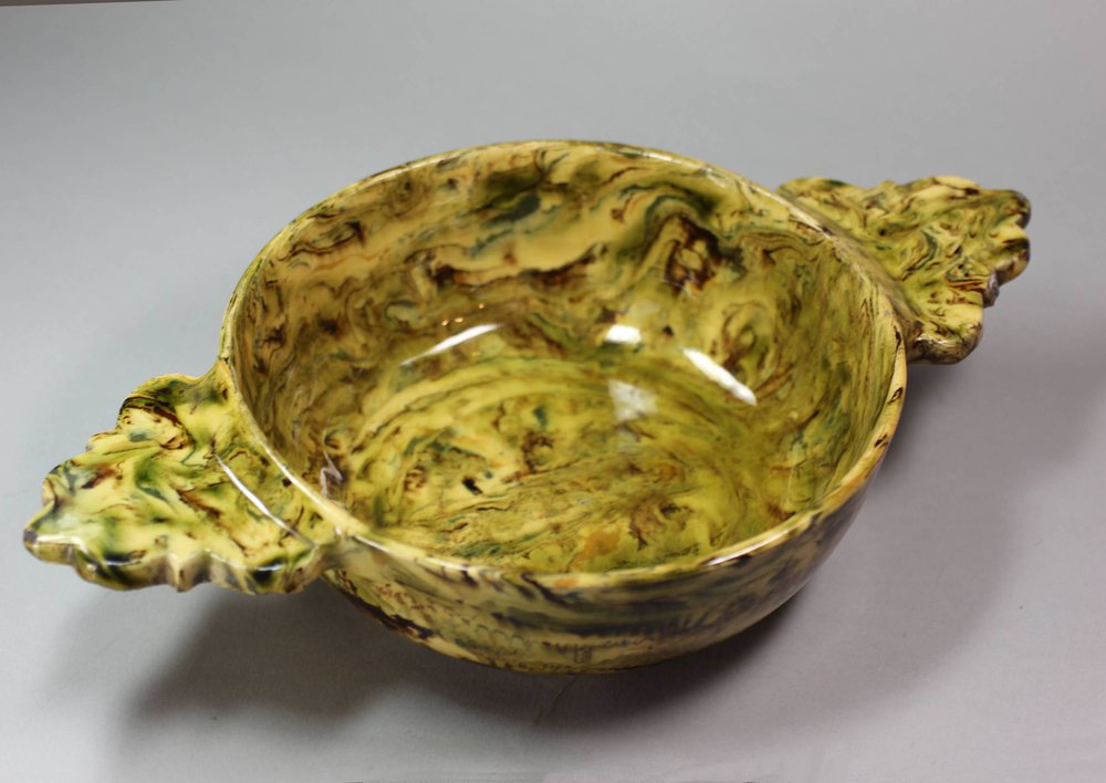 B114a French solid agate-ware porringer, 18th/19th century