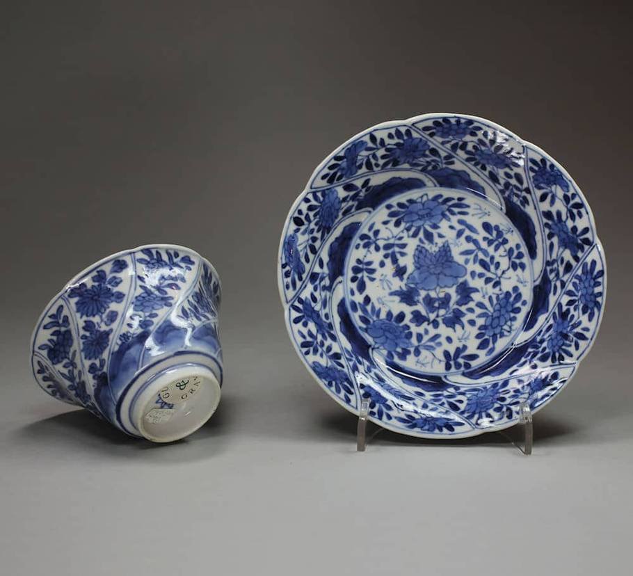 F945 Blue and white moulded teabowl and saucer, Kangxi (1662-1722)