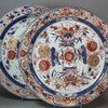 JB54 Pair of Chinese Imari chargers, Kangxi (1662-1722)