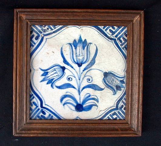 K855 Dutch Delft  blue and white 'drie tulip' tile, circa 1640