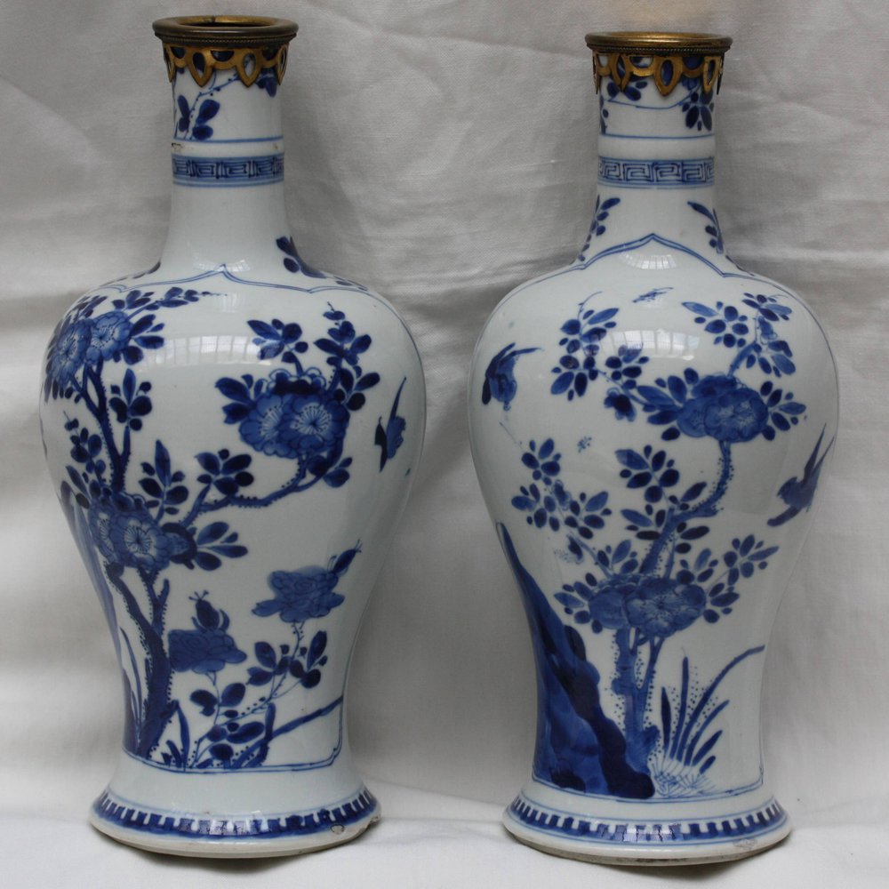 LZ1 A pair of Chinese blue and white Kangxi vases (1662-1722)