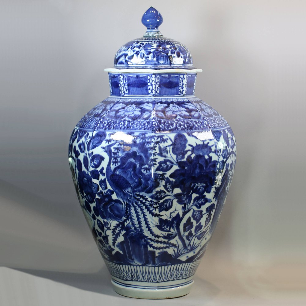 MU805 Large Japanese blue and white Arita octagonal vase and cover