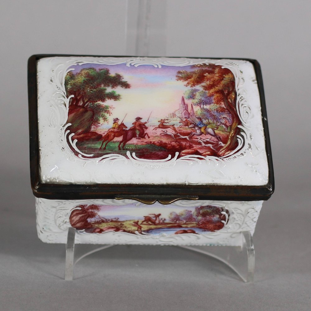 MW236 Enamel box decorated to the lid with a central scene of European
