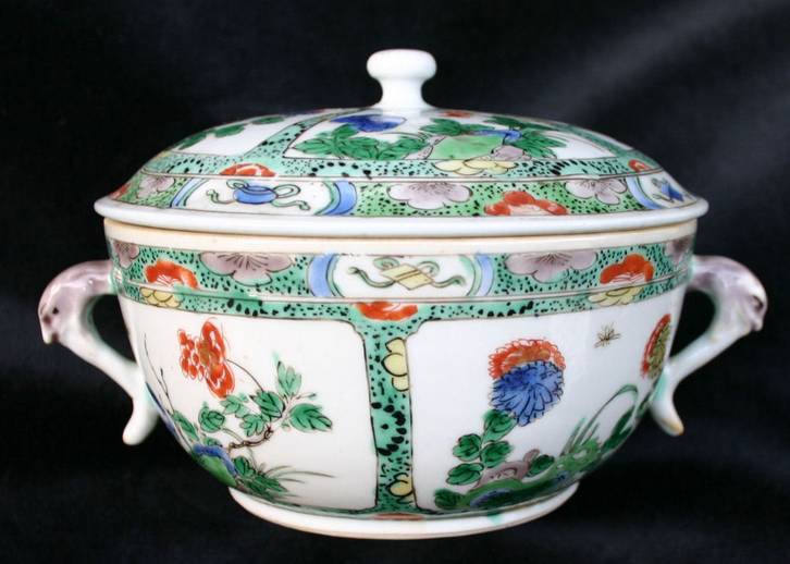 N273 Famille verte two-handled bowl and cover, Kangxi (1662-1722)