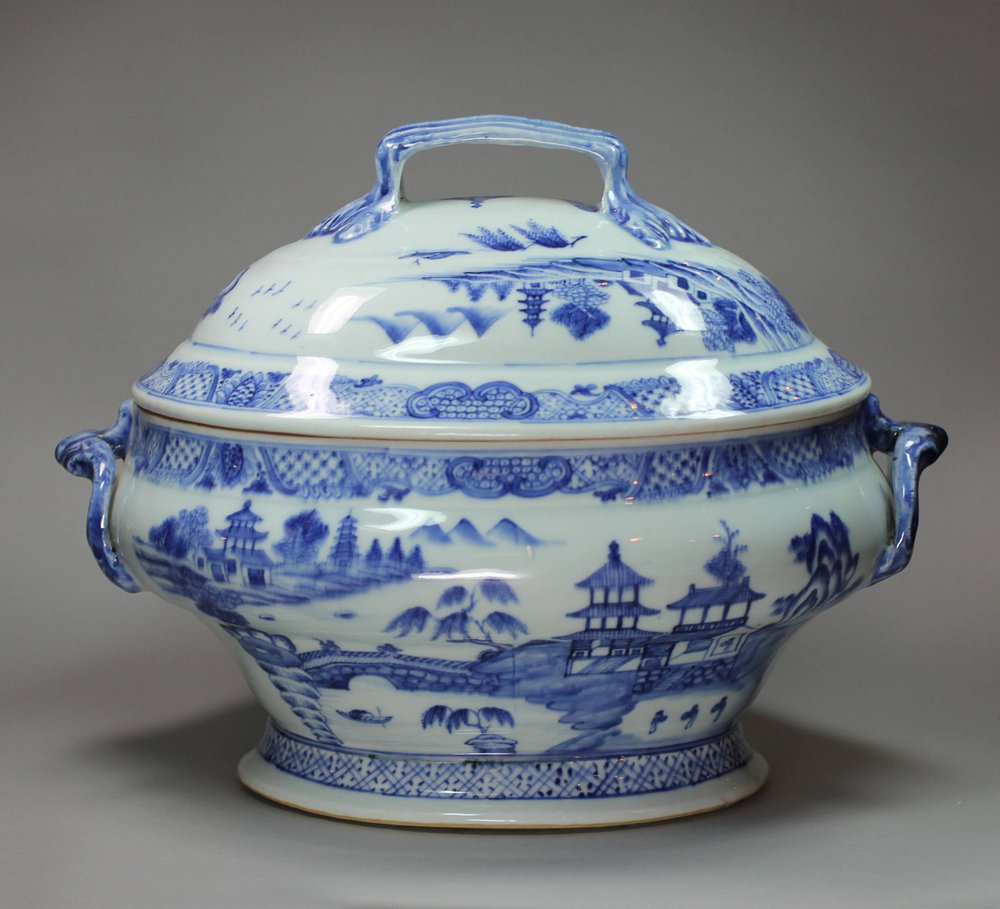 N414 Blue and white tureen and cover, Qianlong (1736-95)