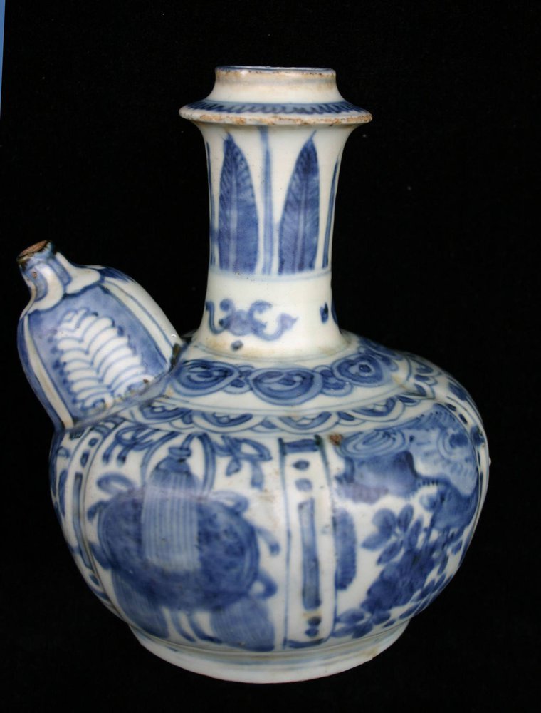 P207 Blue and white Kendi late Wanli(1573-1619)