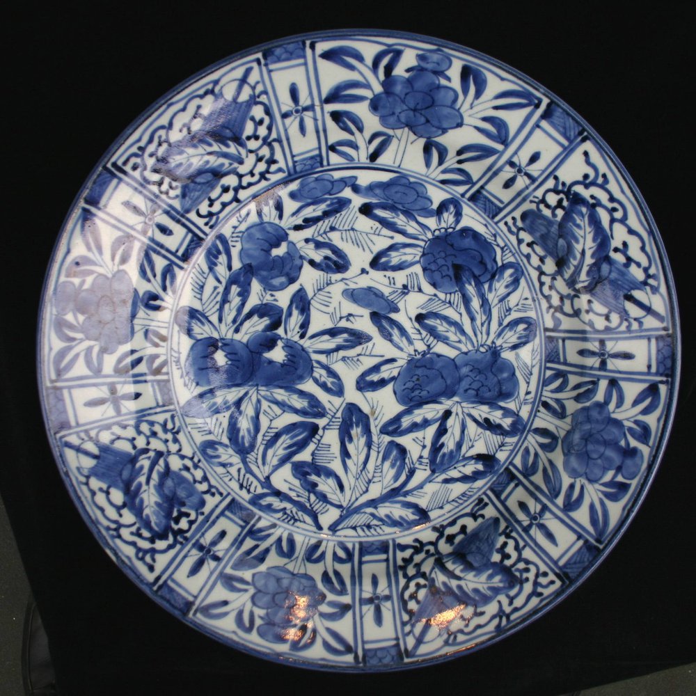 P209 Large Japanese Arita blue and white dish, circa 1700