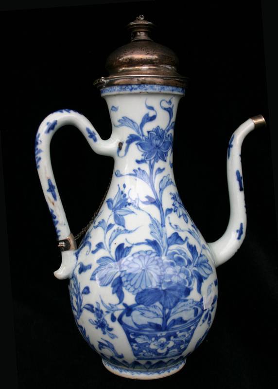 P415 Blue and white ewer, Kangxi (1662-1722)