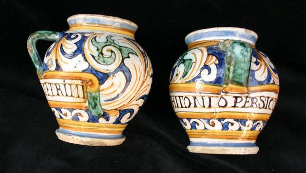 P475 A pair of Italian maiolica polychrome single-handled drug jars