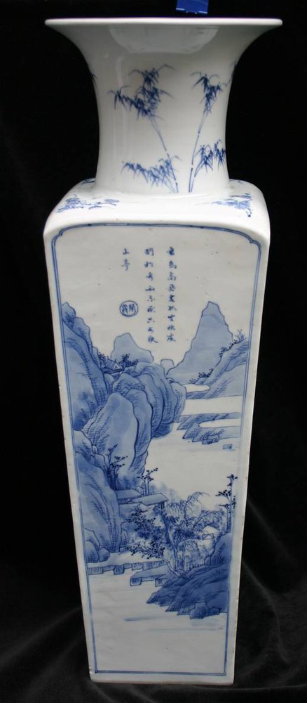 P539 Blue and white square -section vase, Kangxi (1662-1722)