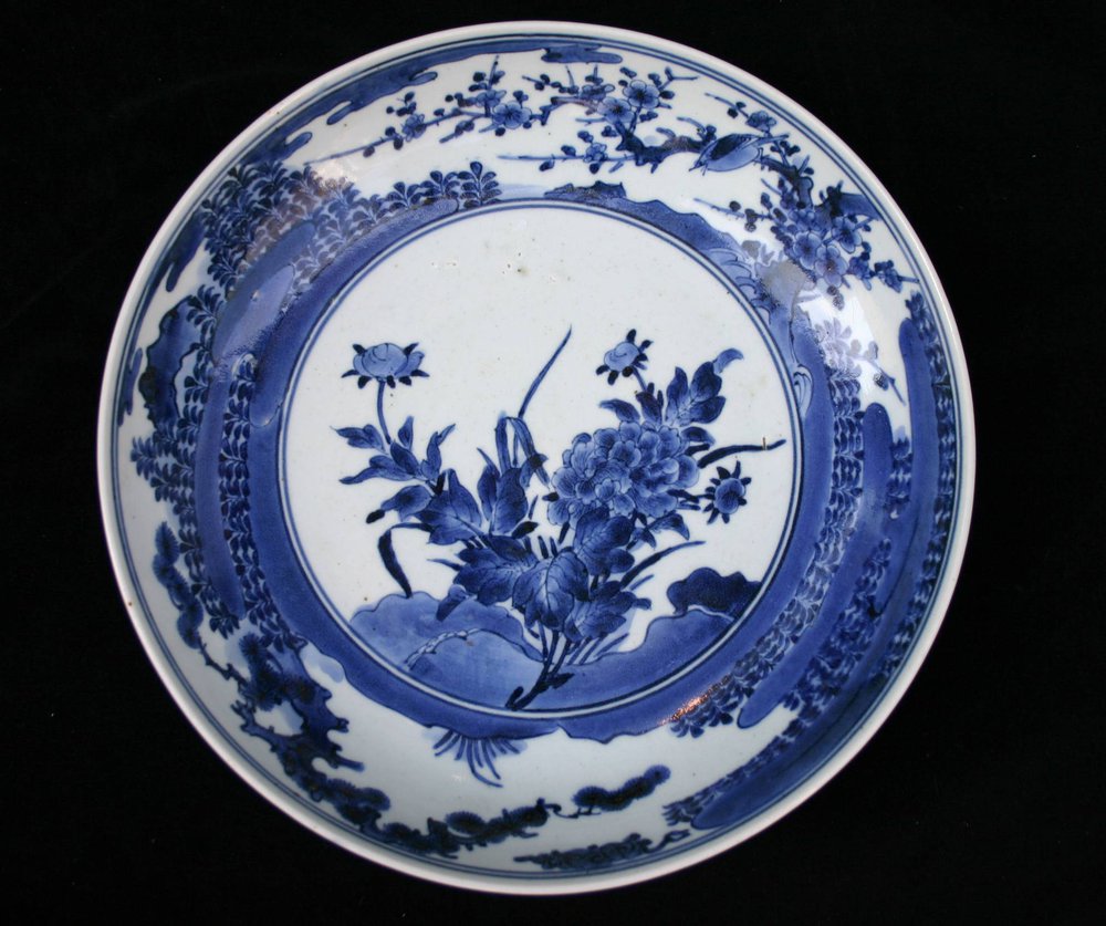 P546 An attractive Japanese blue and white Arita dish