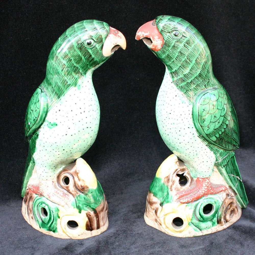 P569 Pair of famille verte parrots, Kangxi (1662-1722)