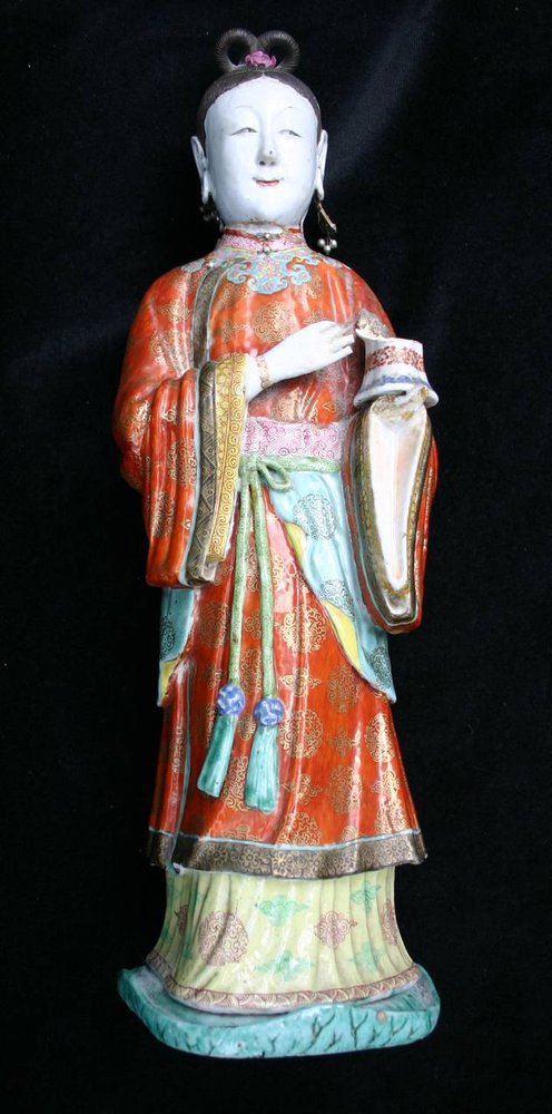 P634 Magnificent famille rose figure of a lady