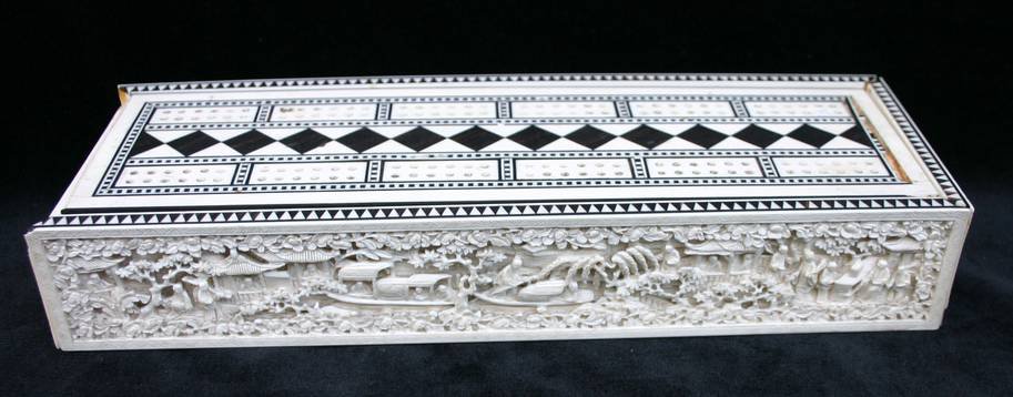 P71 Fine and rare Cantonese ivory cribbage box and board
