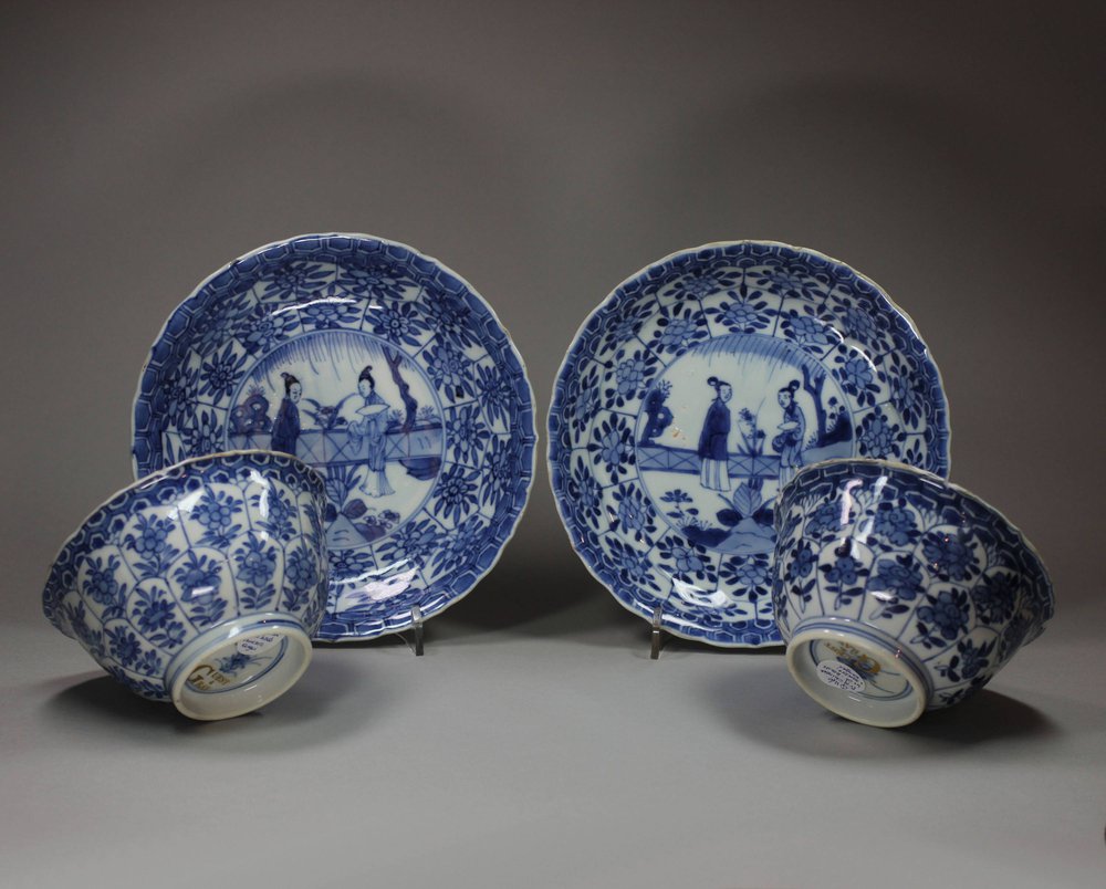 Q146 Pair of Chinese blue and white bowls and saucers