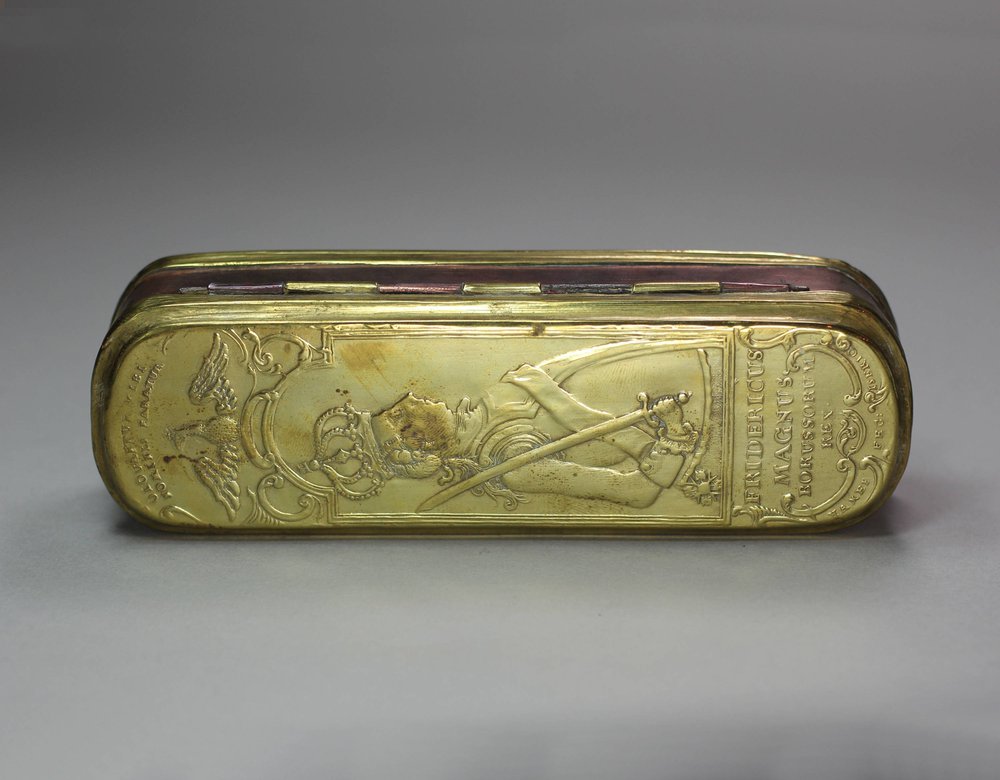 Q157 German brass and copper tobacco box, 18th century