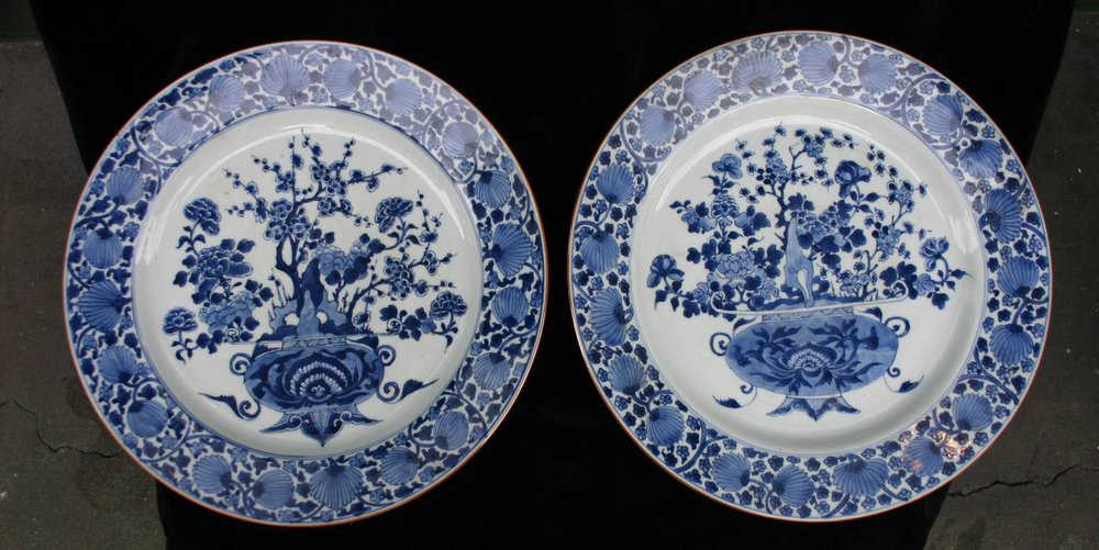 Q344 A matched pair of Chinese large blue and white dishes