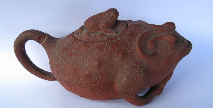 Q465 Rare Chinese Yixing 18th century teapot in the form of a toad