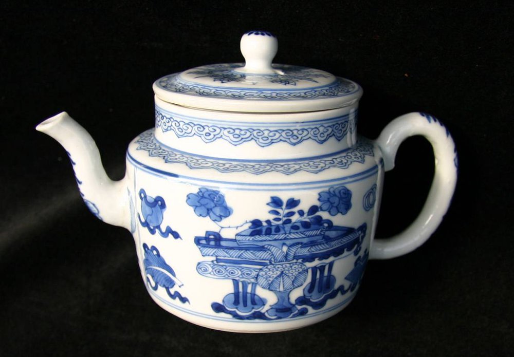 Q549 Blue and white teapot and cover, Kangxi (1662-1722)