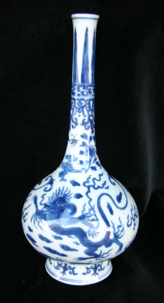Q553 Blue and white vase, Kangxi (1662-1722),       SOLD
