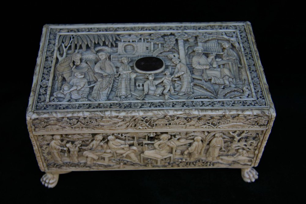 Q677 Ivory carved box, 19th century