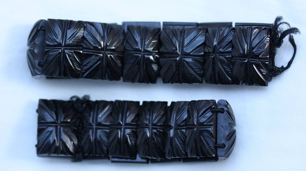 Q896 Jet bracelet, with faceted jet panels on elastic strand