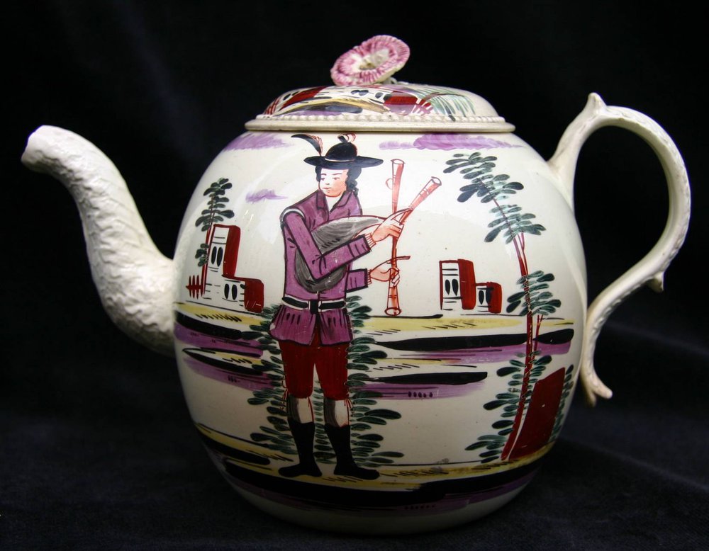 R140 English creamware teapot, 18th century