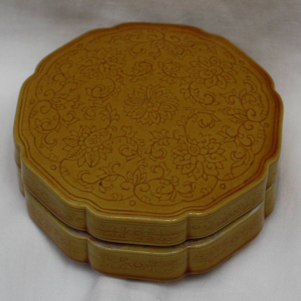 R453 Rare Chinese yellow-glazed octagonal lobed box and cover