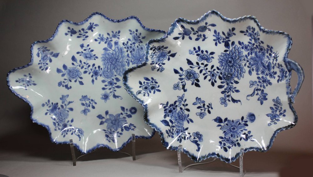 R844 Pair of moulded Chinese leaf-shaped dishes