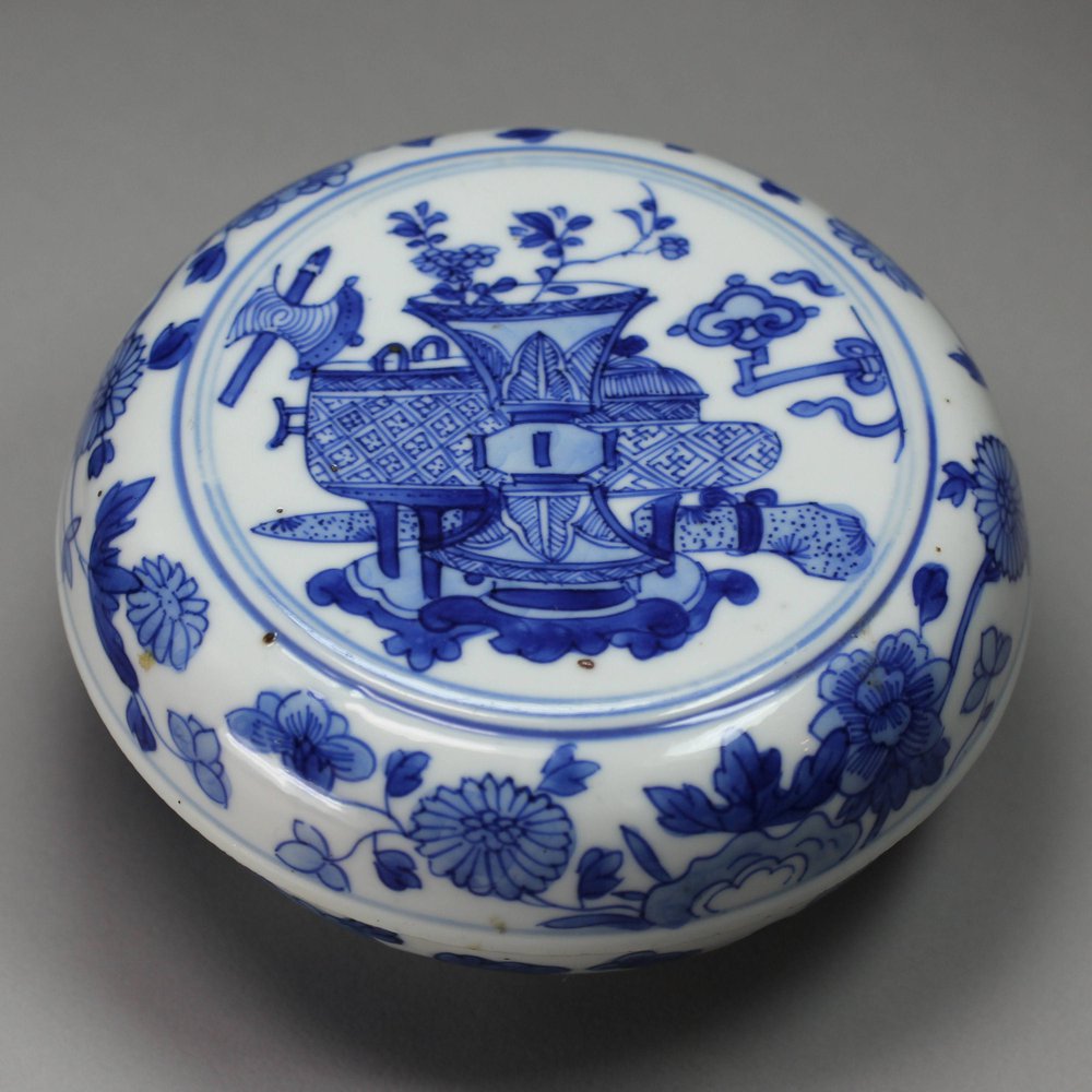 R983 Blue and white circular box and cover, Kangxi (1662-1722)