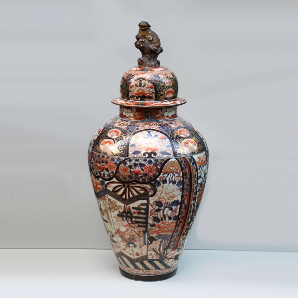 U252 Japanese imari baluster vase and cover, 18th century