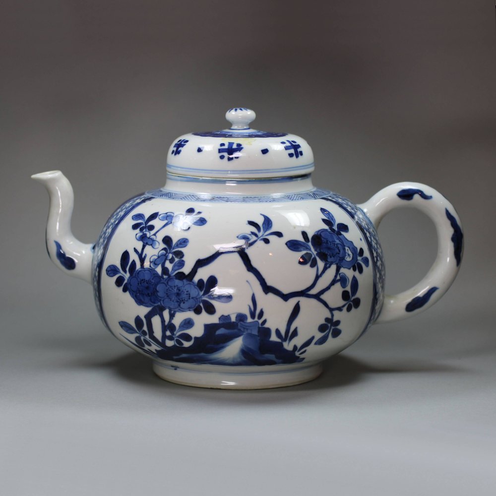 U44 Blue and white punchpot and cover, 18th century