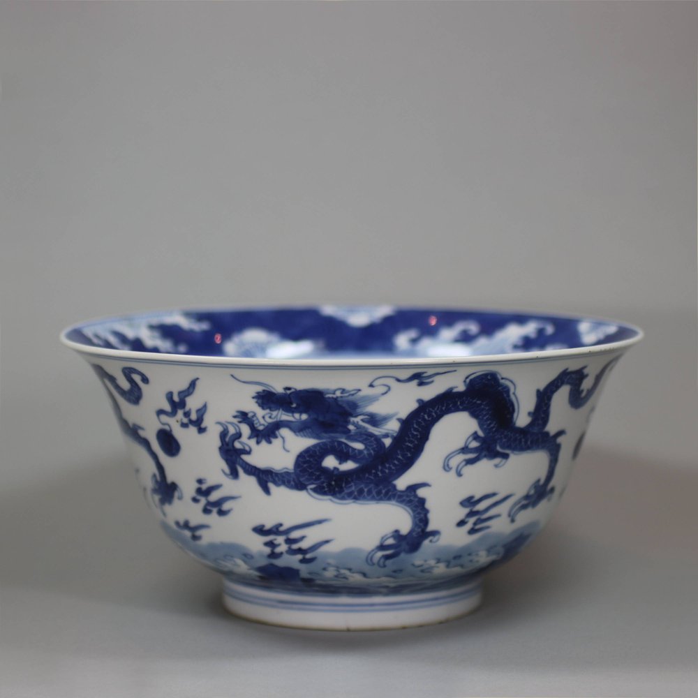 U483 Blue and white dragon bowl, Kangxi (1662-1722)