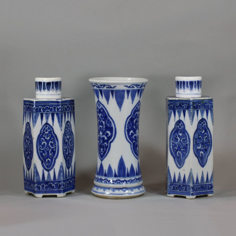 U491 Blue and white three-piece garniture, Kangxi (1662-1722)