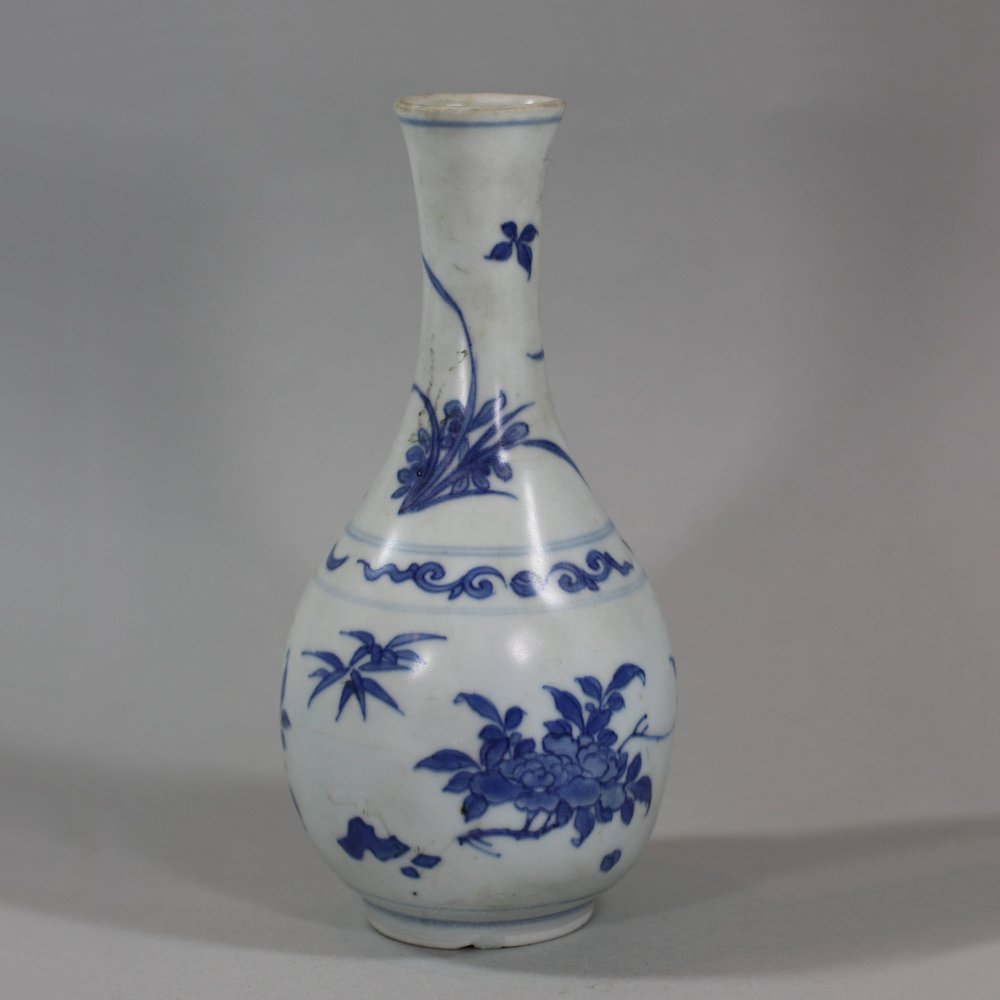 U571A Small Chinese blue and white 'Hatcher Cargo' bottle vase