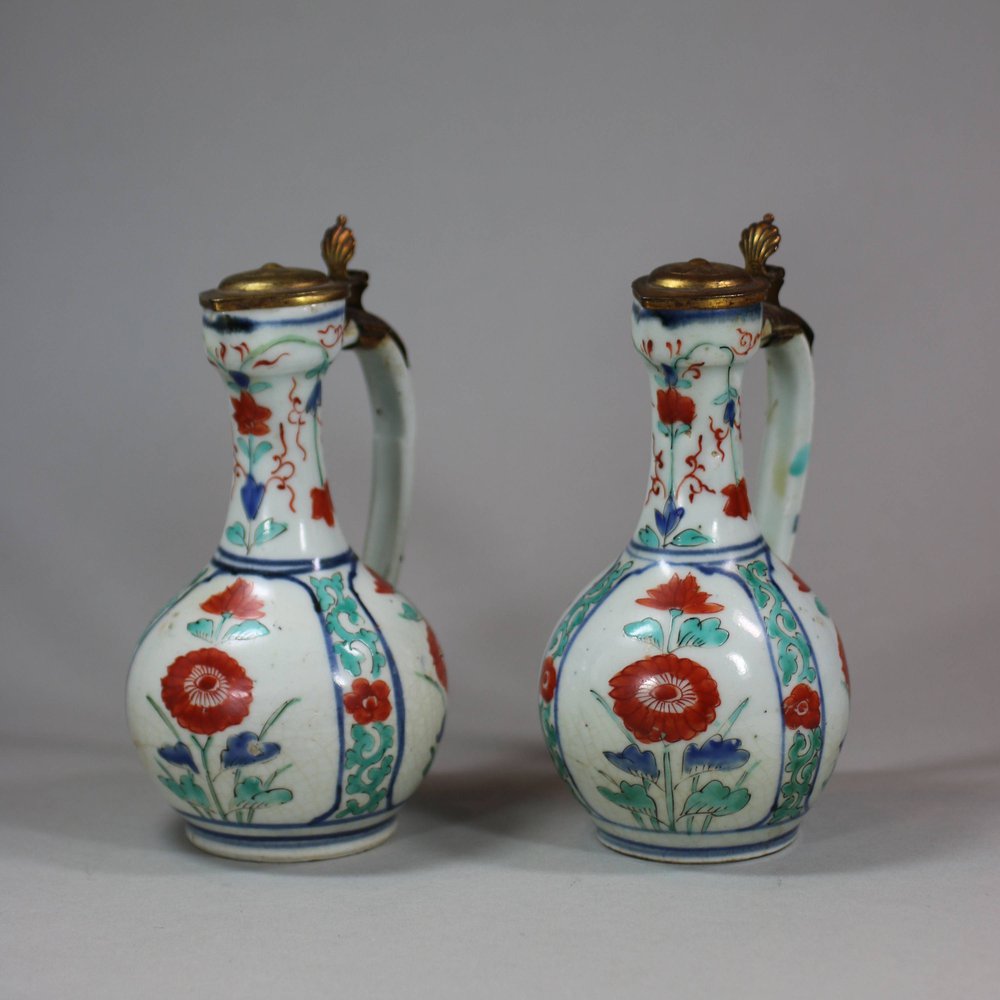 U643 Pair of Japanese Arita Kakiemon ewers, Edo Period