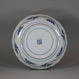 Figure 2 Japanese blue and white kakiemon style lobed dish. Japanese blue and white kakiemon style lobed dish  青と白の柿右衛門風ローブ料理