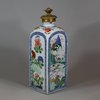 U745 Famille verte gin flask, Kangxi (1662-1722)